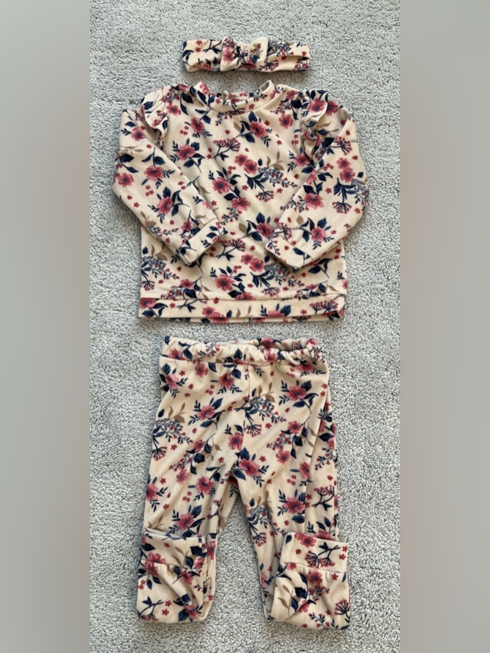 Adorable 3 piece velvety Baby Girl set / 24 months (very good condition overall